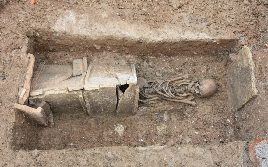 1m30 pour voir comment on fouille une sépulture