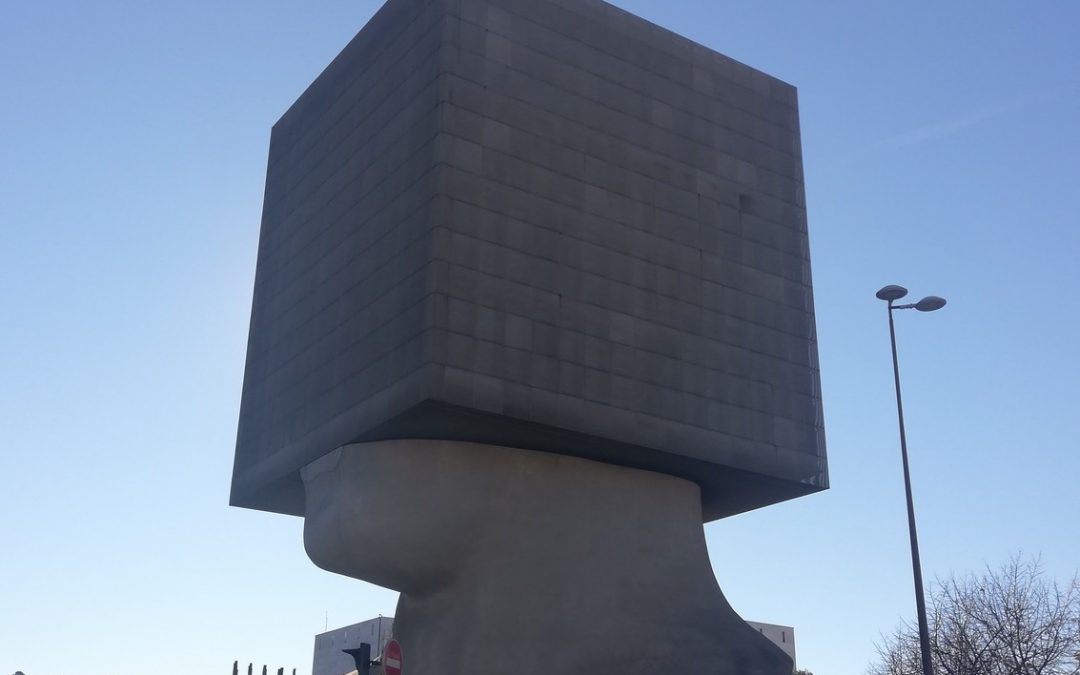 La Tête Carrée de Sacha Sosno, une sculpture habitée
